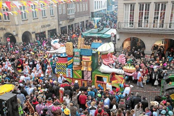 Bunte-Wagen-aus-den-Niederlanden-und-die-vielen-heimischen-Gefaehrte-machen-den-muensterischen-Karneval-aus1_image_630_420f_wn